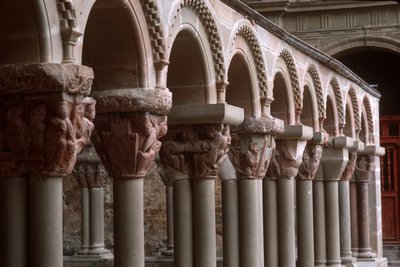 Vista de los capiteles del claustro de Spanish School