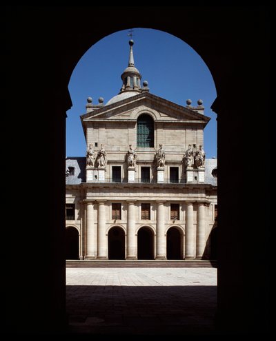 Vista de la fachada de la iglesia del Real Sitio de Spanish School