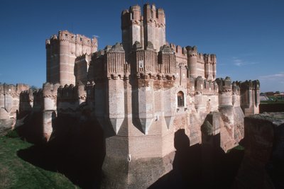 Vista del castillo, construido c.1453 de Spanish School