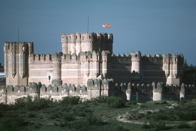 Vista del castillo, construido c.1453 de Spanish School