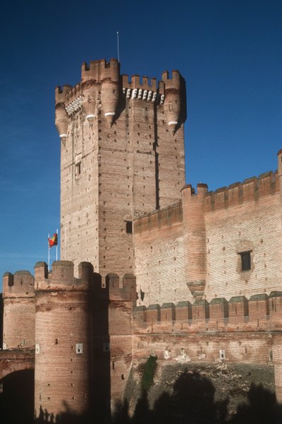 Vista del castillo, construido c.1453 de Spanish School