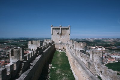 Vista de las murallas del castillo y la torre del homenaje de Spanish School