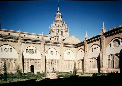 Vista de los claustros, construidos 1504-29 de Spanish School