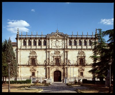 Vista de la fachada plateresca de la antigua Universidad de Alcalá de Spanish School