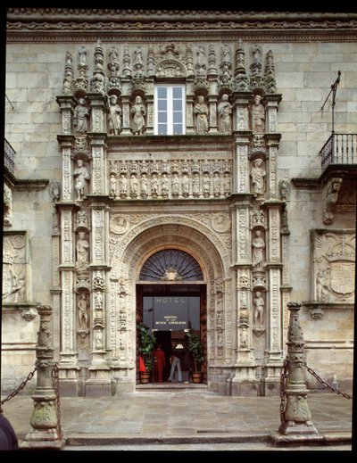 Vista del portal plateresco del hospital real de Spanish School