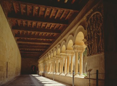 Vista al sur a lo largo de la pared oeste del claustro de Spanish School