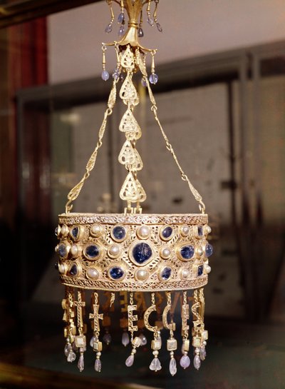 Corona votiva del Rey Recesvinto (r.652-72) del Tesoro de Guarrazar, c.670 de Spanish School