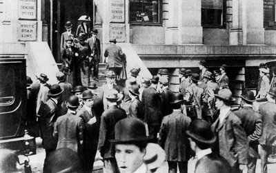 Multitudes ansiosas fuera de la oficina de White Star Line de Sport and General
