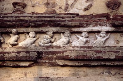 Relieve que representa enanos en el exterior de la Casa Thivanka Imaga de Sri Lankan
