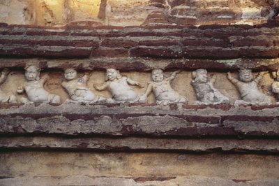 Relieve que representa enanos en el exterior de la Casa de la Imagen Thivanka de Sri Lankan
