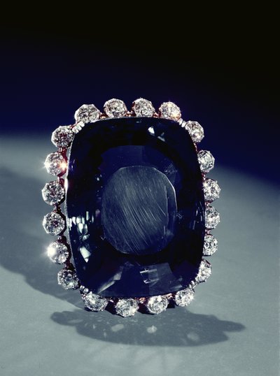 El broche Logan (zafiro y diamante) de Sri Lankan School