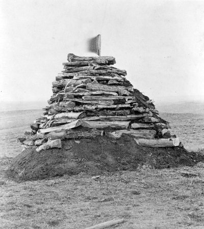 Monumento que contiene huesos en la colina de Custer, 1879 de Stanley J. Morrow