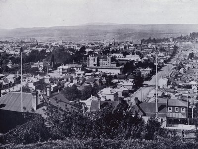 Launceston: Vista desde Upper Brisbane Street, con vistas a las calles Brisbane y Paterson, con el State High School en el centro (foto en blanco y negro) de Stephen Spurling