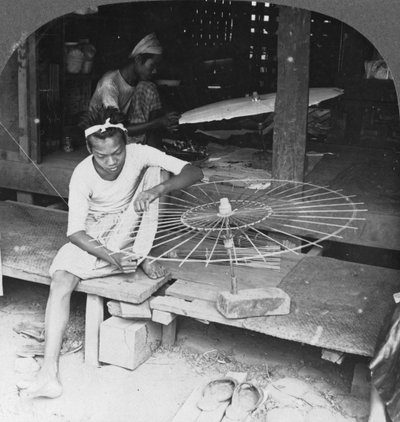 Niños haciendo la sombrilla nativa, Birmania, 1908 de Stereo Travel Co