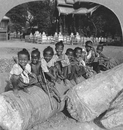 Niños birmanos sentados en un tronco de palma, Birmania, 1908 de Stereo Travel Co