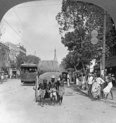 Calle Dalhousie, la más concurrida de la ciudad, Rangún, Birmania, 1908 de Stereo Travel Co