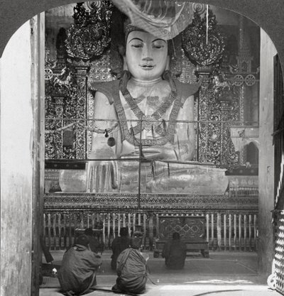 Buda de mármol en una pagoda, Mandalay, Birmania, 1908 de Stereo Travel Co