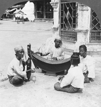 Músicos, Pagoda Shwedagon, Rangún, Birmania, 1908 de Stereo Travel Co