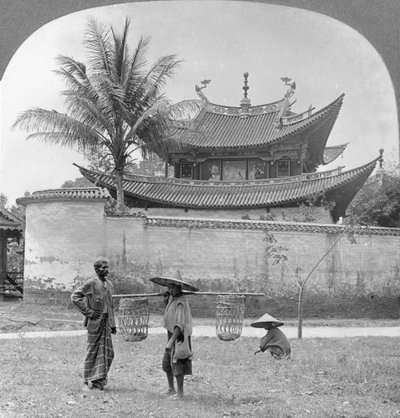 Pintoresca casa de joss china, Bhamo, Birmania, 1908 de Stereo Travel Co