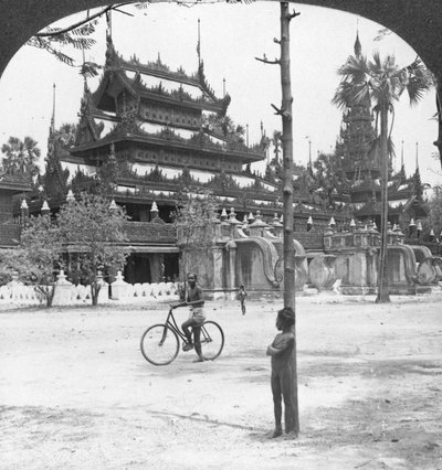 Monasterio Dorado de la Reina, Mandalay, Birmania, 1908 de Stereo Travel Co