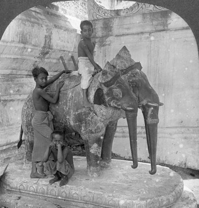 Elefante de tres cabezas guardando un santuario, Pagoda Arakan, Mandalay, Birmania, 1908 de Stereo Travel Co