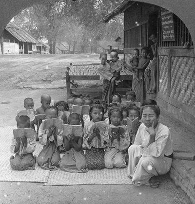 Escuela del pueblo y maestro, Amarapura, Birmania de Stereo Travel Co