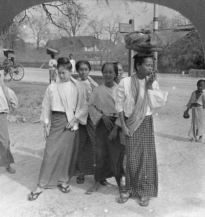 Mujer y sirvientes yendo al mercado, Mandalay, Birmania, 1908 de Stereo Travel Co