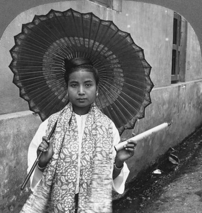Joven mujer birmana sosteniendo un enorme cigarro, Rangún, Birmania, 1908 de Stereo Travel Co