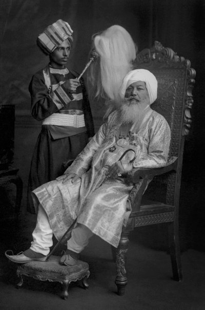 Baba Sir Khem Singh Beda con un sirviente de Studio Lafayette