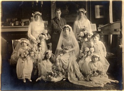 Retrato de boda grupal de Lady Blanche Cavendish y el Coronel Ivan Murray, Capilla de la Guardia, Lansdowne House, 21 de abril de 1919 (foto en blanco y negro) de Studio Lafayette