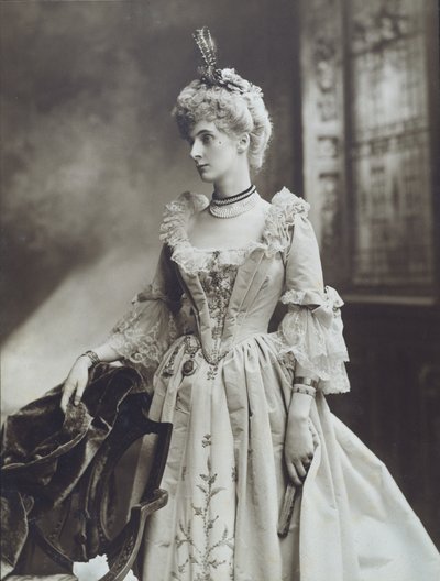 Lady Evelyn Cavendish, luego Duquesa de Devonshire, como una Dama en la Corte de la Emperatriz María Teresa, El Baile del Jubileo de Diamante de la Duquesa de Devonshire en Devonshire House de Studio Lafayette