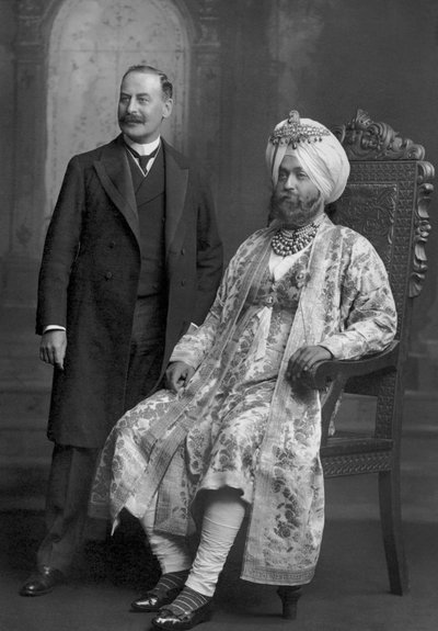 Maharajá Sir Ranbir Singh Bahadur de Jind con un funcionario británico de Studio Lafayette