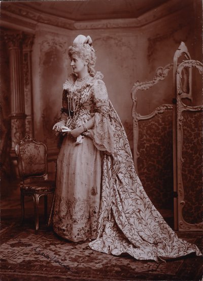 Maud, Marquesa de Lansdowne, como Lady Keith, esposa del Embajador Británico en la Corte de la Emperatriz María Teresa, El Baile del Jubileo de Diamante de la Duquesa de Devonshire en Devonshire House de Studio Lafayette