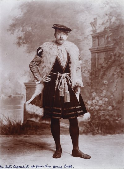 Sr. Victor Cavendish, luego 9º Duque de Devonshire, como Embajador, después del retrato de Holbein de Jean de Dinteville, El Baile del Jubileo de Diamante de la Duquesa de Devonshire en Devonshire House de Studio Lafayette
