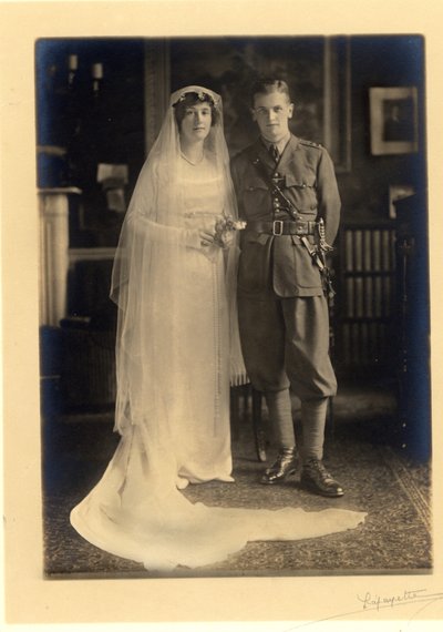 Boda de Lady Blanche Cavendish y el Coronel Ivan Murray Cobbold, Capilla de la Guardia, Lansdowne House, 21 de abril de 1919 (foto en blanco y negro) de Studio Lafayette