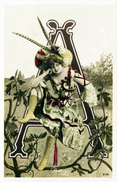 A : Constance Elise De Vere, actriz francesa con raíces inglesas, nacida en Bélgica - Teatro Marigny, París - Alfabeto en tarjetas postales - Fotomontajes con fotografías de mujeres artistas de la Belle Époque realizadas por Leopold Reutlinger. Ed de Studio Reutlinger