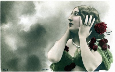 Bella Otero contra un fondo de nubes, postal de principios del siglo XX de Studio Reutlinger