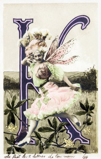 K: Juliette Mealy, cantante y bailarina de cabaret de la Belle Époque - creadora de la canción "Frou Frou" en 1897 - alfabeto en postal de Studio Reutlinger