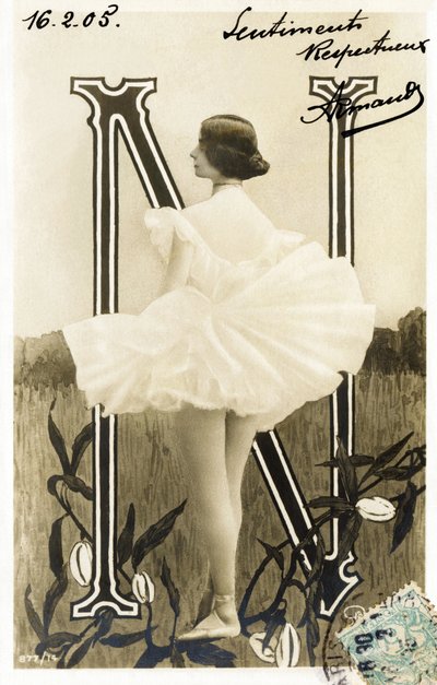 N: Cleopatre Diane de Merode, llamada Cleo de Merode, bailarina de la Belle Époque, entrenada en la Ópera de París - Théâtre des Folies Bergère, París - alfabeto en postal de Studio Reutlinger