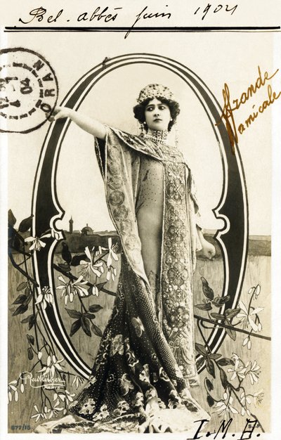 O a: Anna Held, de origen polaco, cantante y bailarina de la Belle Époque - alfabeto en postal de Studio Reutlinger