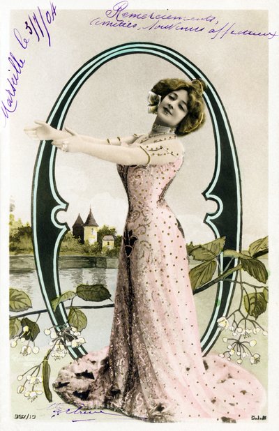 O b: Agustina Otero Iglesias, alias Caroline Otero llamada La Belle Otero, cantante, bailarina de cabaret y cortesana importante de la Belle Époque - Alfabeto en postal de Studio Reutlinger