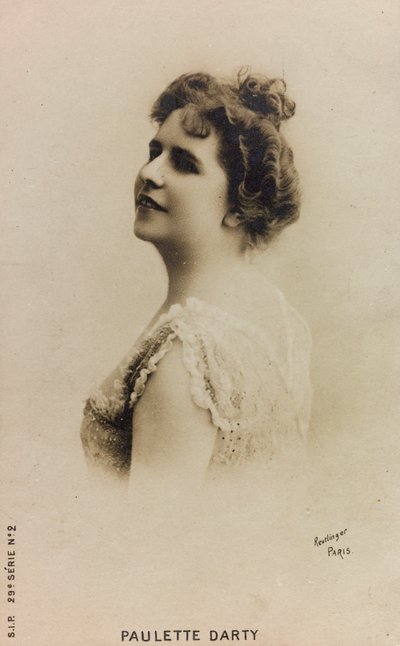 Retrato de la cantante francesa Paulette de Bardy, conocida como Paulette Darty; postal de Studio Reutlinger