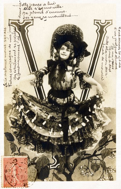 V: Mariette Sully, soprano belga de la Belle Époque - Teatros: Bouffes Parisiennes, Menus Plaisirs, Gaite, París - Alfabeto en postal de Studio Reutlinger