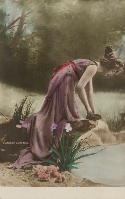 Mujer mirando en un estanque de Studio Reutlinger