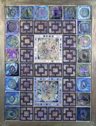 Un panel de azulejos de vidrio Favrile, moldeado con flores y diseños geométricos, siglo XX de Studios Tiffany