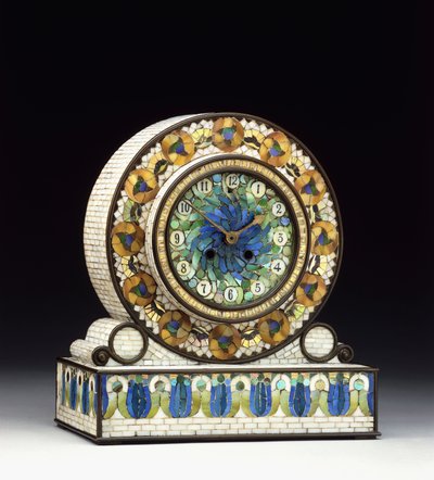 Un reloj de chimenea de vidrio Favrile con montura de bronce y mosaico, siglo XX de Studios Tiffany