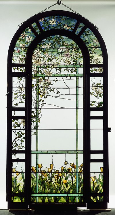 Ventana de vidrio emplomado que representa enredaderas de clemátide, principios del siglo XX de Studios Tiffany