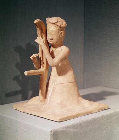 Músico sentado tocando un arpa de Sui Dynasty Chinese School