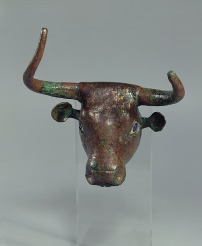 Cabeza de un toro, con inscripción real sumeria, montura para una pieza de mobiliario o para un arpa, de Telloh (antigua Girsu) Período Dinástico Temprano, c.2500-2400 a.C. de Sumerian