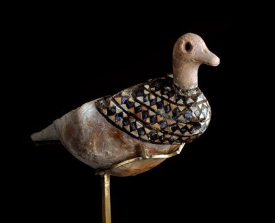 Baja Mesopotamia, Irak, Arte sumerio: lámpara en forma de pato hecha con una concha incrustada con lapislázuli, piedra caliza roja y nácar. 3000 a.C. Dim. l. 21 cm. Bagdad, Museo Nacional de Irak de Sumerian Sumerian